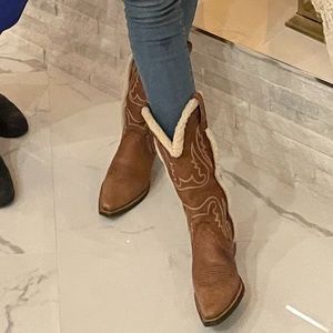 Ariat Cowboy style winter boots